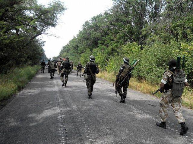 Під АП проходить пікет з вимогою допомоги оточеним під Іловайськом бійцям АТО (Фото)