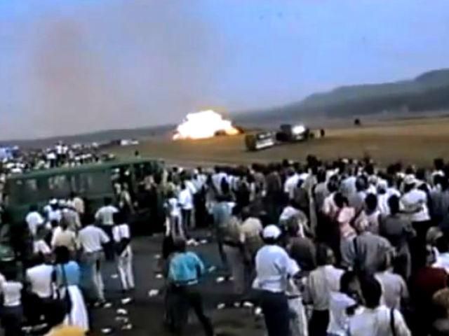 Годовщина трагедии на базе "Рамштайн". Авиашоу унесло жизни 70 человек Годовщина трагедии на базе "Рамштайн". Авиашоу унесло жизни 70 человек