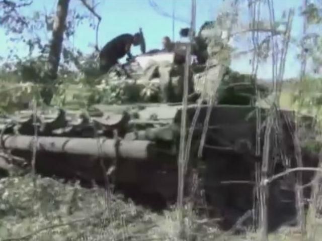 Українські військові підбили російський танк Т-72 під Іловайськом