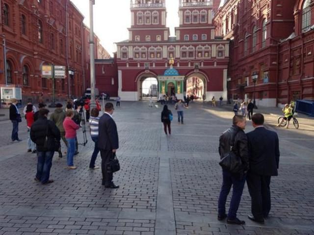 У Москві затримують людей за участь у мітингу проти війни в Україні (Фото) У Москві затримують людей за участь у мітингу проти війни в Україні (Фото)