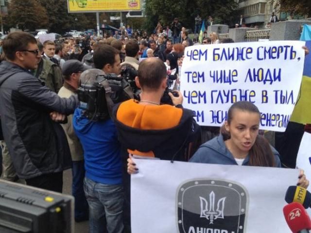 Під Міноборони вимагають надіслати підмогу до Іловайська Під Міноборони вимагають надіслати підмогу до Іловайська