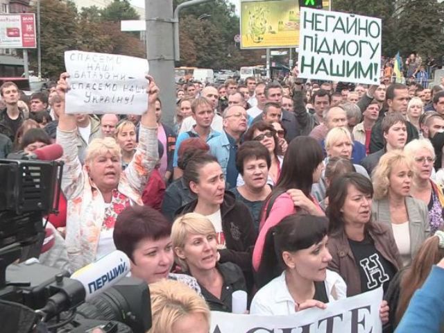 Под Генштабом люди требуют направить подкрепление в Иловайск