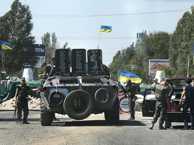 Мариуполь готовится к обороне, в город прибыла бронетехника Мариуполь готовится к обороне, в город прибыла бронетехника