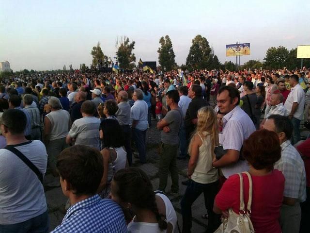 В Мариуполе собрался митинг в поддержку украинских военных (Фото)