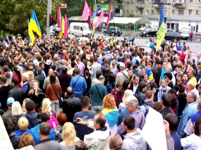 Пікет Міноборони: люди вимагали забезпечити сили АТО важким озброєнням (Відео) Пікет Міноборони: люди вимагали забезпечити сили АТО важким озброєнням (Відео)