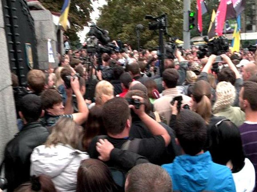 Протесты в столице: активисты требовали освободить Гелетея, угрожали штурмовать Генштаб Протесты в столице: активисты требовали освободить Гелетея, угрожали штурмовать Генштаб