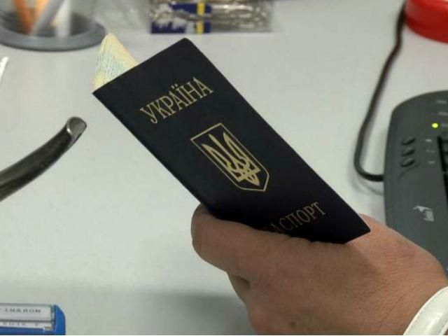 В Киеве 16-летние переселенцы Донбасса получили свои первые паспорта