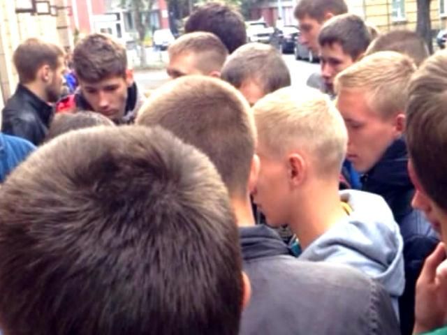 Найяскравіші кадри 28 серпня: екстрене засідання РНБО, черги біля харківського військкомату Найяскравіші кадри 28 серпня: екстрене засідання РНБО, черги біля харківського військкомату