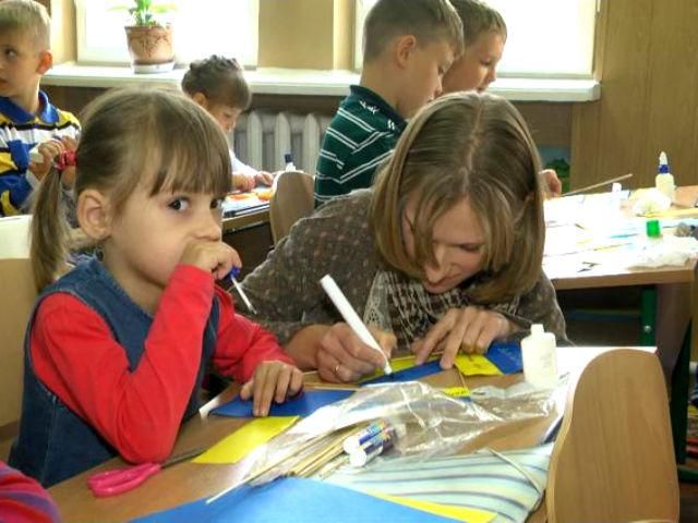 Школьников призывают не дарить учителям цветы, а за те средства помочь армии Школьников призывают не дарить учителям цветы, а за те средства помочь армии