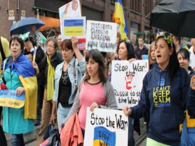 Найяскравіші кадри 30 серпня: "живий ланцюг" проти агресії РФ, антипутінський мітинг Найяскравіші кадри 30 серпня: "живий ланцюг" проти агресії РФ, антипутінський мітинг