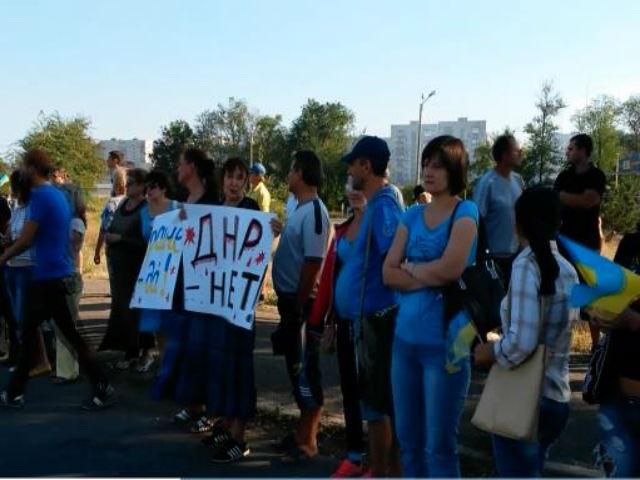 В Мариуполе люди создали живую цепь против российской агрессии В Мариуполе люди создали живую цепь против российской агрессии