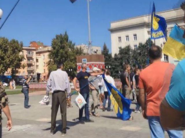 В Херсоне проукраинские активисты разогнали митинг сепаратистов В Херсоне проукраинские активисты разогнали митинг сепаратистов