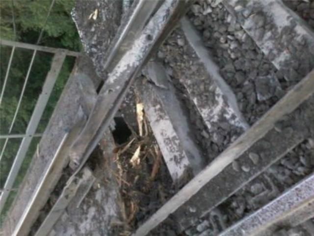 Терористи підірвали автомобільний міст на Донеччині Терористи підірвали автомобільний міст на Донеччині