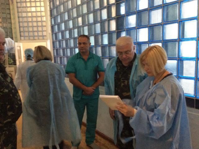 85 поранених з-під Іловайська привезли у Дніпропетровськ, — Геращенко (Фото) 85 поранених з-під Іловайська привезли у Дніпропетровськ, — Геращенко (Фото)