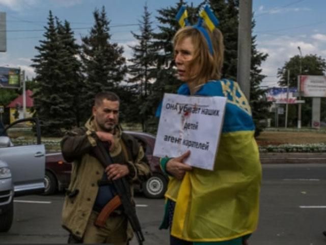 Найяскравіші кадри тижня: знущання над патріоткою, допомога військовим від мешканців Найяскравіші кадри тижня: знущання над патріоткою, допомога військовим від мешканців