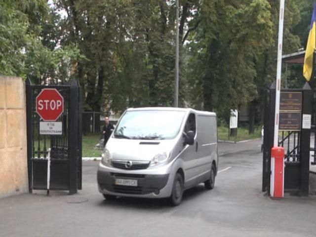 Два борти з пораненими бійцями привезли у військовий госпіталь Києва Два борти з пораненими бійцями привезли у військовий госпіталь Києва