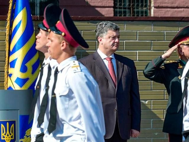 Порошенко пообещал модернизировать и перевооружить армию