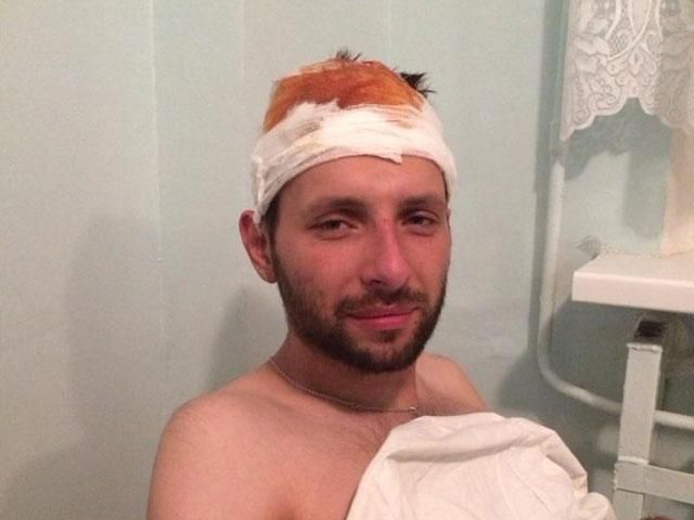 Яценюк вручив пораненим Семенченку і Парасюку державні нагороди Яценюк вручив пораненим Семенченку і Парасюку державні нагороди