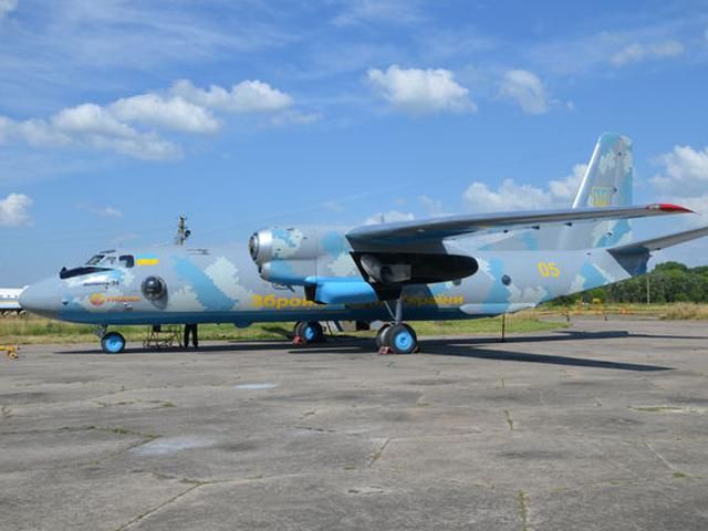 Волонтери відремонтували для української армії літак Ан-26 (Відео) Волонтери відремонтували для української армії літак Ан-26 (Відео)