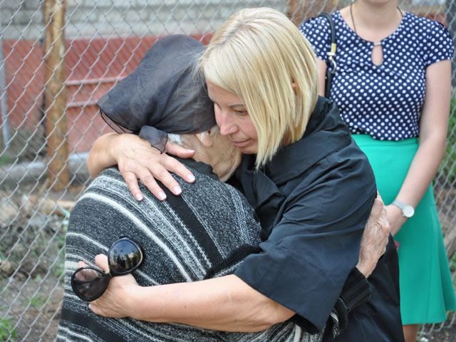 Колесников взял под опеку мать погибшего жителя Славянска Колесников взял под опеку мать погибшего жителя Славянска