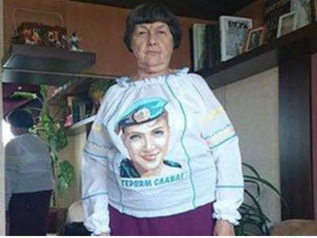 ФОТО ДНЯ: Харьковчанки сделали вышиванку с портретом Надежды Савченко