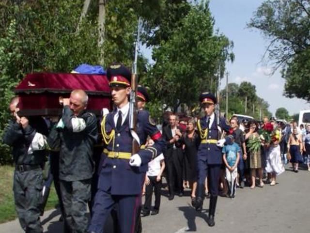 Найактуальніші фото 1 вересня: прощання з героєм, десантники ремонтують відбиту техніку Найактуальніші фото 1 вересня: прощання з героєм, десантники ремонтують відбиту техніку
