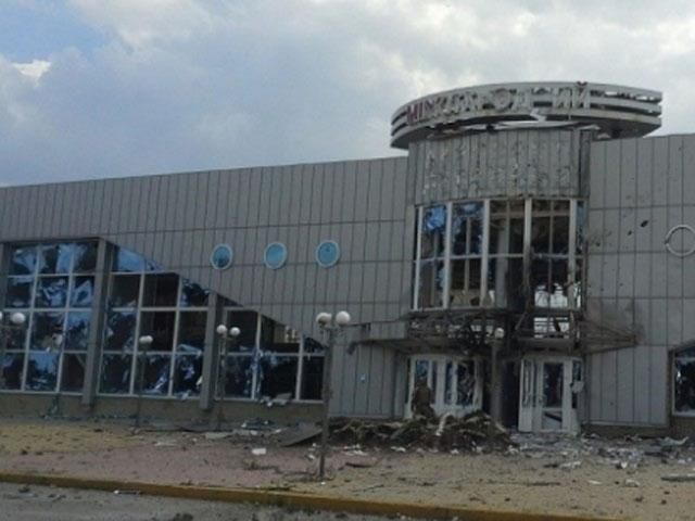 Луганський аеропорт повністю зруйновано, — губернатор