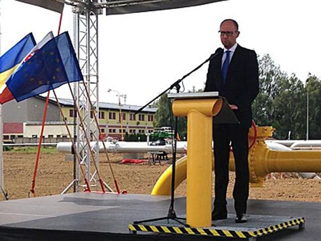 Завдяки реверсу газу зі Словаччини Україна зможе замістити 40% російського газу, — Яценюк Завдяки реверсу газу зі Словаччини Україна зможе замістити 40% російського газу, — Яценюк