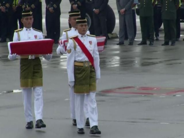 У Малайзію прибули ще 9 тіл загиблих внаслідок аварії Boeing 777 У Малайзію прибули ще 9 тіл загиблих внаслідок аварії Boeing 777