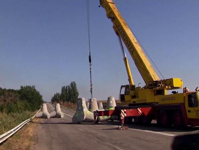 Военные устанавливают противотанковую защиту близ Мариуполя (Видео)