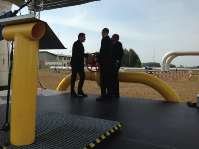 Яценюк у Словаччині взяв участь у відкритті газогону (Фото) (Відео) Яценюк у Словаччині взяв участь у відкритті газогону (Фото) (Відео)