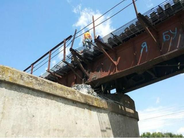 Терористи підірвали автомобільний міст біля села Староласпа Терористи підірвали автомобільний міст біля села Староласпа