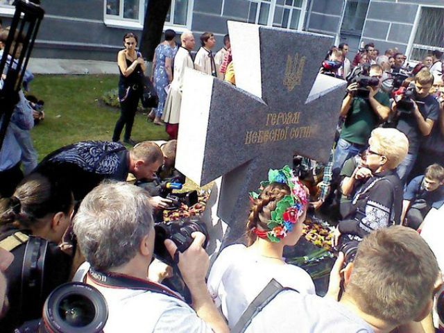 В центре Киева открыли памятник Героям Небесной Сотни (Фото)
