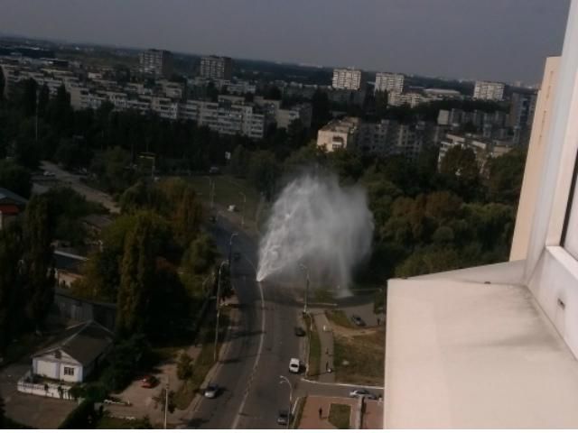 В Киеве "фонтан" появился посреди дороги (Фото. Видео)