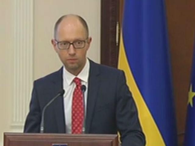 За рахунок кредитів Україна гасить борги, щоб не було дефолту, — Яценюк