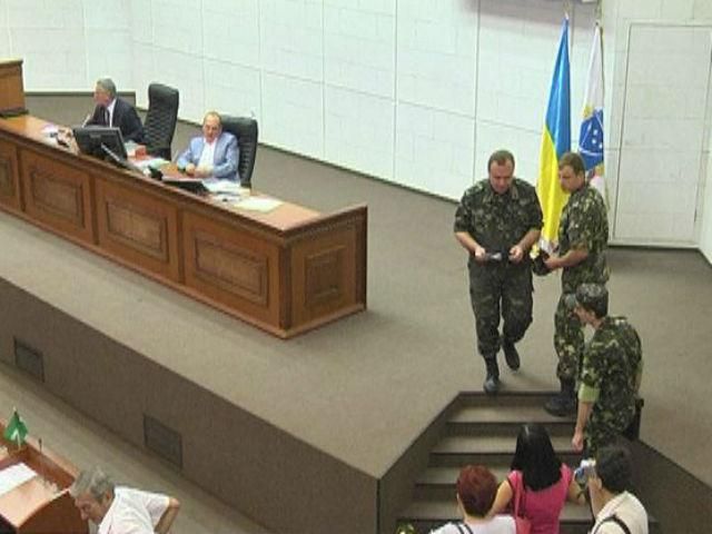 Дніпропетровським депутатам принесли повістки у військкомат