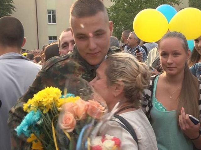 З Луганська у Львів повернулись 146 військових 80-ої аеромобільної бригади З Луганська у Львів повернулись 146 військових 80-ої аеромобільної бригади