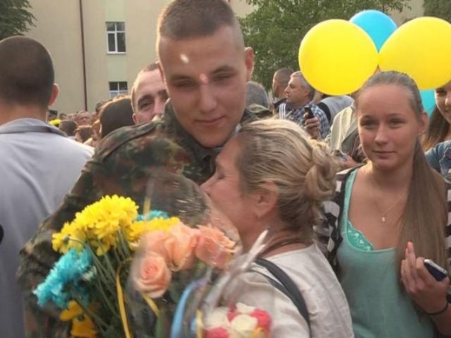 З Луганська у Львів повернулись 146 військових 80-ої аеромобільної бригади