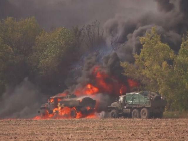 Біля села Березове в зоні АТО на дорозі горіла військова техніка