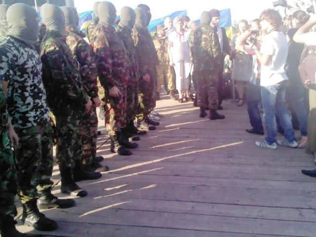 На Митинге в Мариуполе добровольцы присягнули на верность Украине (Фото) На Митинге в Мариуполе добровольцы присягнули на верность Украине (Фото)