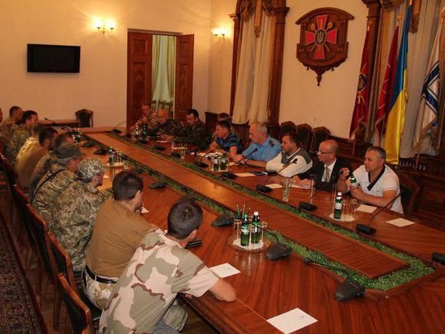 Представители батальонов "Донбасс", "Днепр-1" и "Азов" — в составе Вооруженных сил Украины Представители батальонов "Донбасс", "Днепр-1" и "Азов" — в составе Вооруженных сил Украины