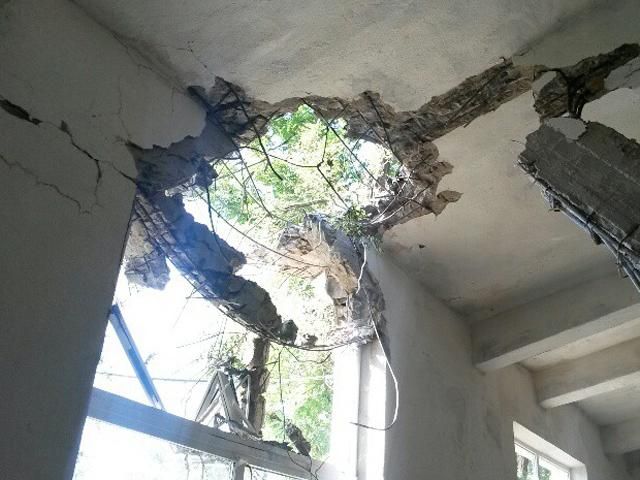 В Мариуполе снаряд перебил газопровод, другой повредил фильтровальную станцию (Фото) В Мариуполе снаряд перебил газопровод, другой повредил фильтровальную станцию (Фото)