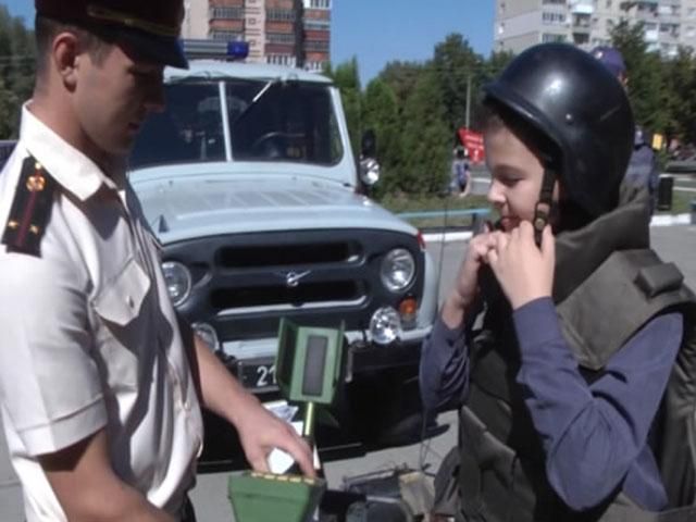 Дітей вчать, як вдягати бронежилети Дітей вчать, як вдягати бронежилети