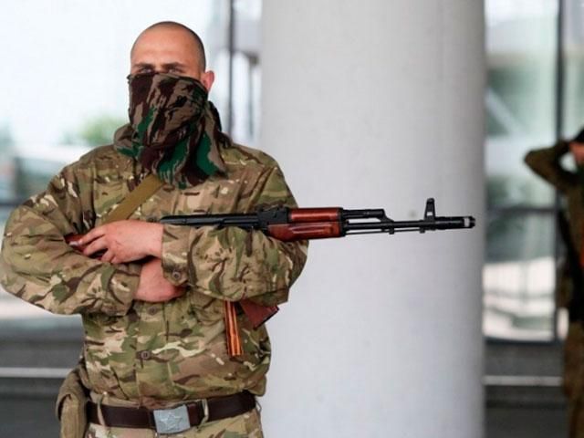 Террористы выносят мебель из домов возле Донецка, — журналист