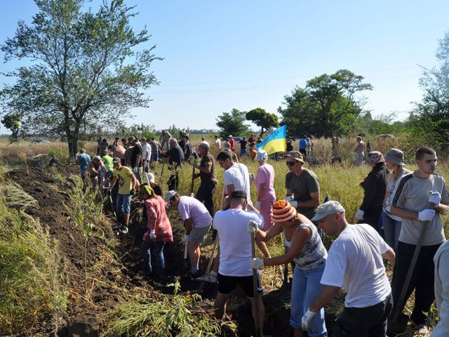 Запоріжці риють оборонні рови навколо міста (Фото)