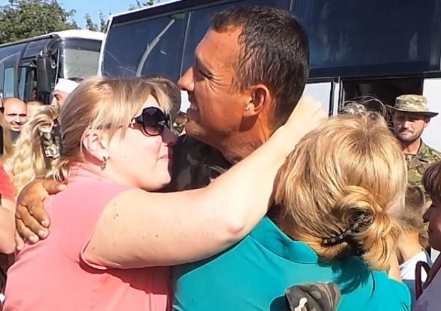 Во Львове встретили еще более сотни бойцов 24 бригады (Видео) Во Львове встретили еще более сотни бойцов 24 бригады (Видео)