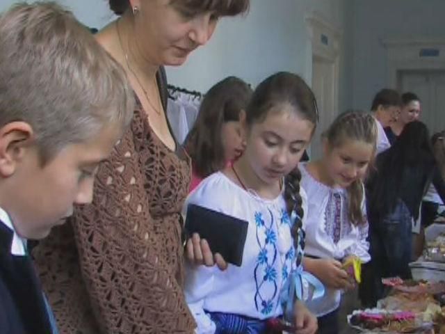 В одній із чернівецьких гімназій провели благодійний розпродаж В одній із чернівецьких гімназій провели благодійний розпродаж