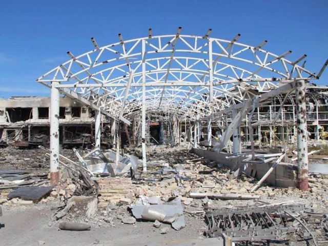 Войска РФ полностью разрушили аэропорт в Луганске (Фото. Видео) Войска РФ полностью разрушили аэропорт в Луганске (Фото. Видео)