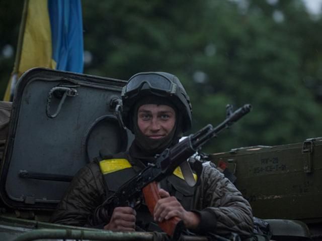 32 украинских бойца с оружием в руках вышли из окружения из-под Иловайска, - Бутусов