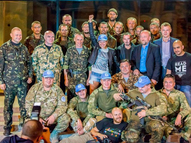 15 освобожденных украинских военных прибыли в Днепропетровск (Фото) 15 освобожденных украинских военных прибыли в Днепропетровск (Фото)